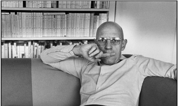 Der franzsische Philosoph Michel FOUCAULT in seiner Wohnung. Paris. Frankreich. 1978
