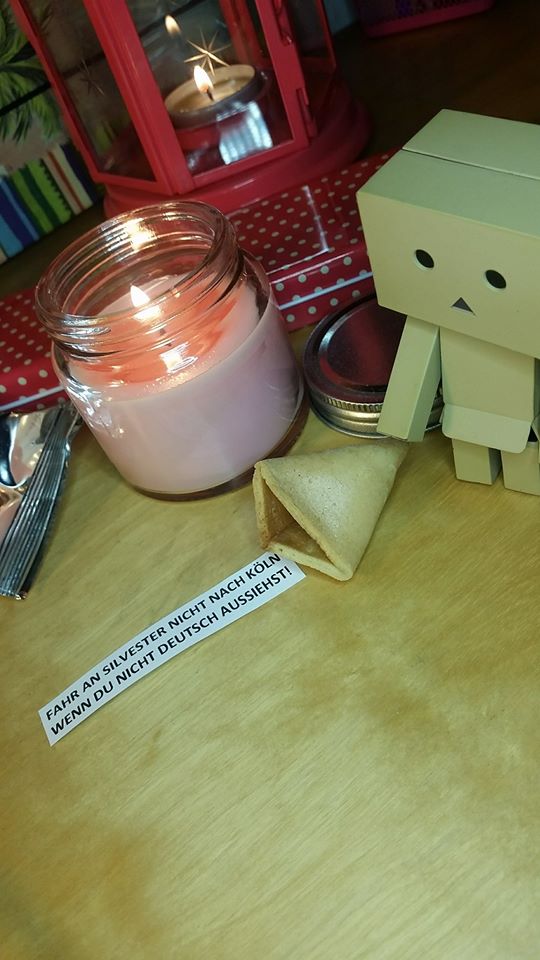 Was kann man tun, wenn man an Silvester mit einer Ausgangssperre belegt wurde? Vielleicht Kerzen anzünden? Vielleicht Glückskekse knacken und in die Zukunft schauen?